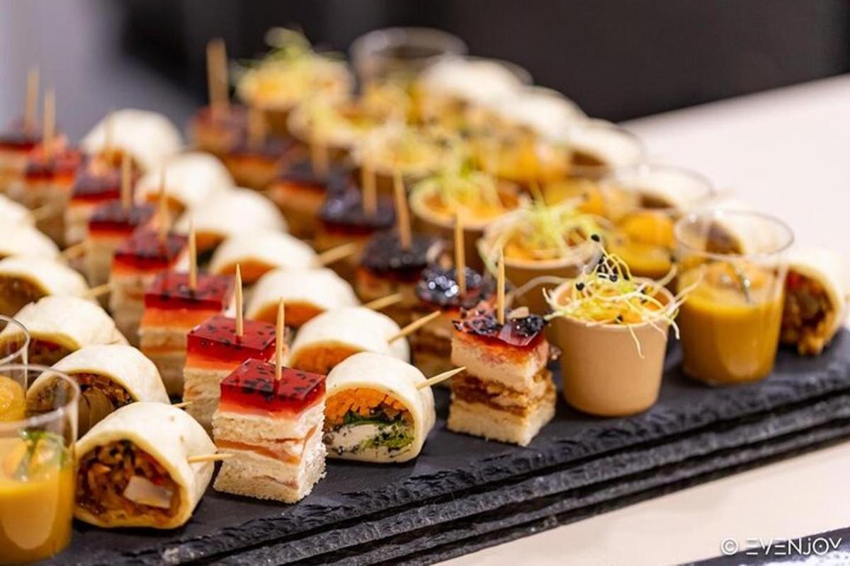 uma bandeja de sanduíches e outros alimentos em uma mesa