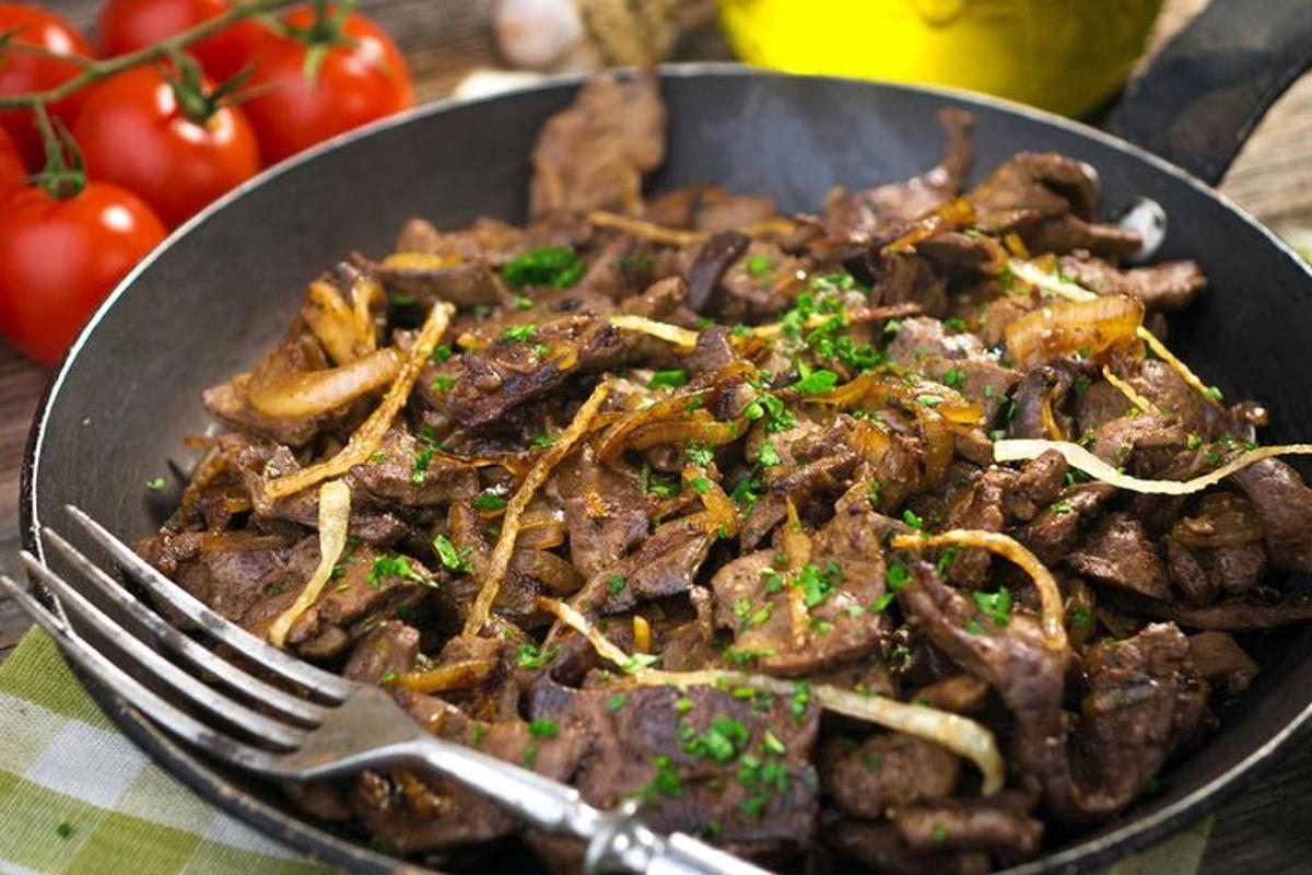 semangkuk makanan dengan garpu dan tomato