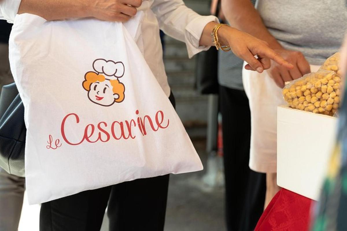 seorang wanita memegang apron putih dengan gambar chef