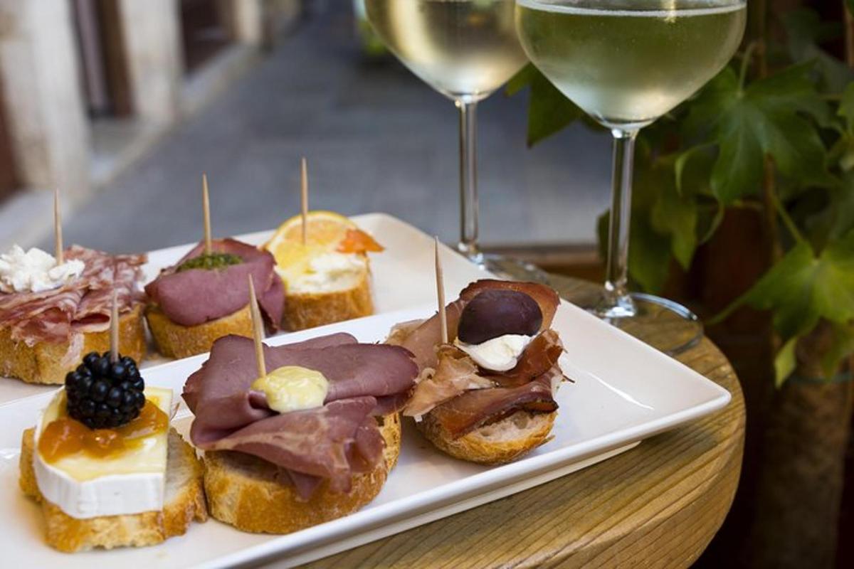 en tallerken med bakverk og to glass vin