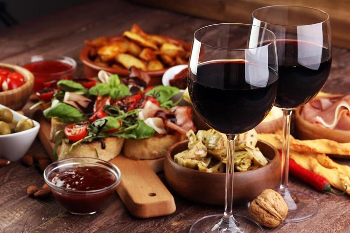 et bord med to glass vin og en tallerken med mat