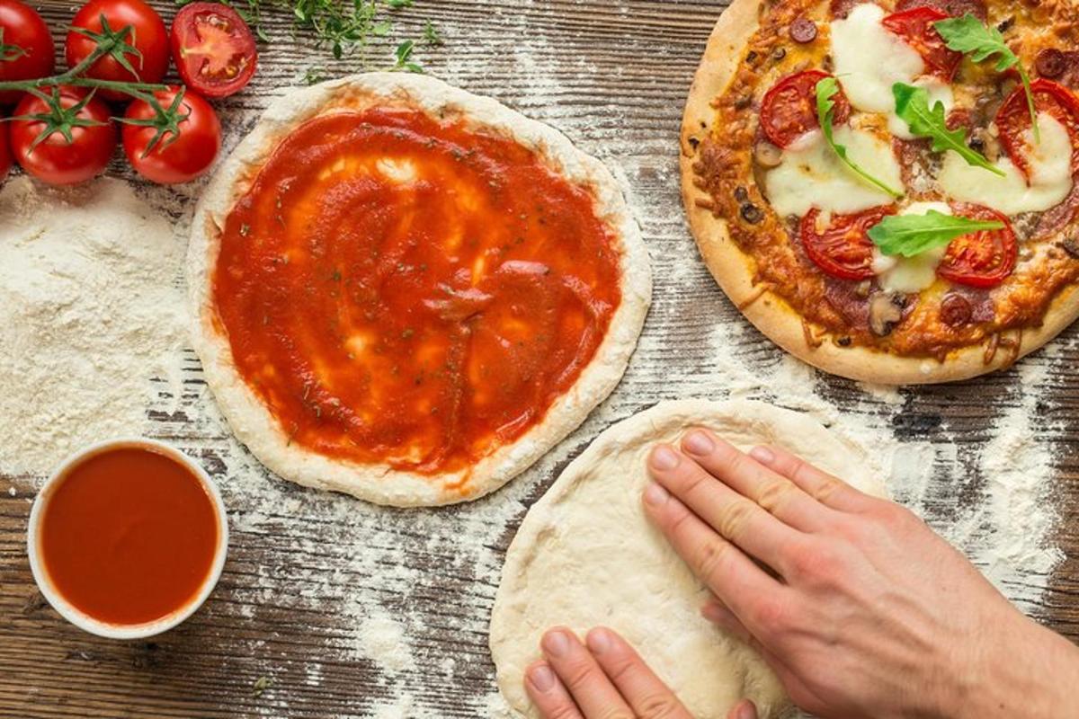zwei Pizzen auf einem Holztisch