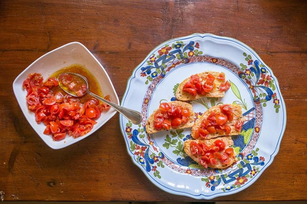 una taula amb dos plats de menjar i un bol de salsa