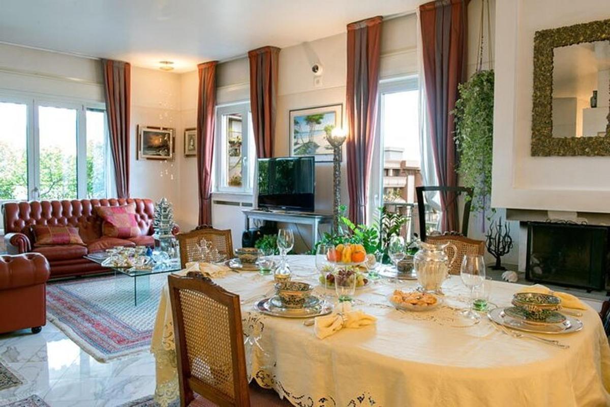 una sala de estar con una mesa y un sofá