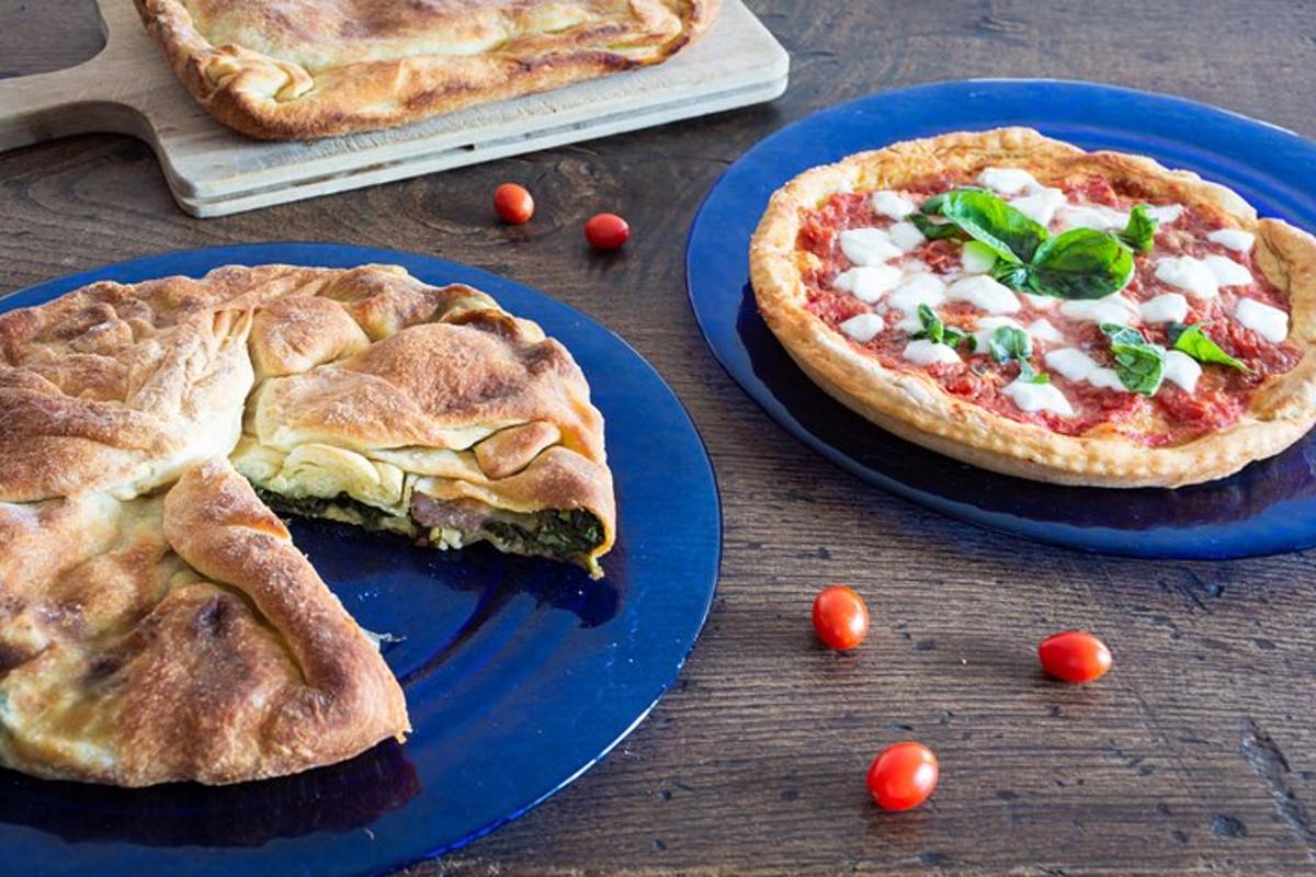 Tvær pizzur á bláum diskum á tréborði