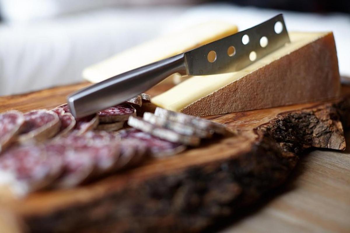 un cuchillo sobre una tabla de cortar de madera