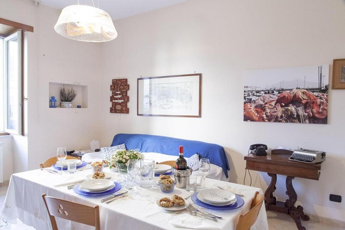 una sala da pranzo con un tavolo con una tovaglia bianca