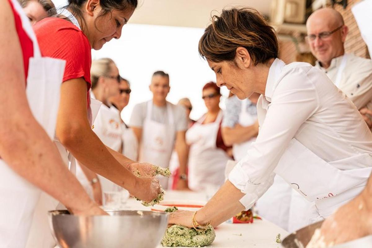 Μια γυναίκα στην κουζίνα ετοιμάζει φαγητό σε ένα τραπέζι