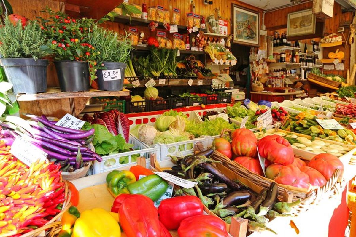 un mercato con tanta frutta e verdura nei cestini