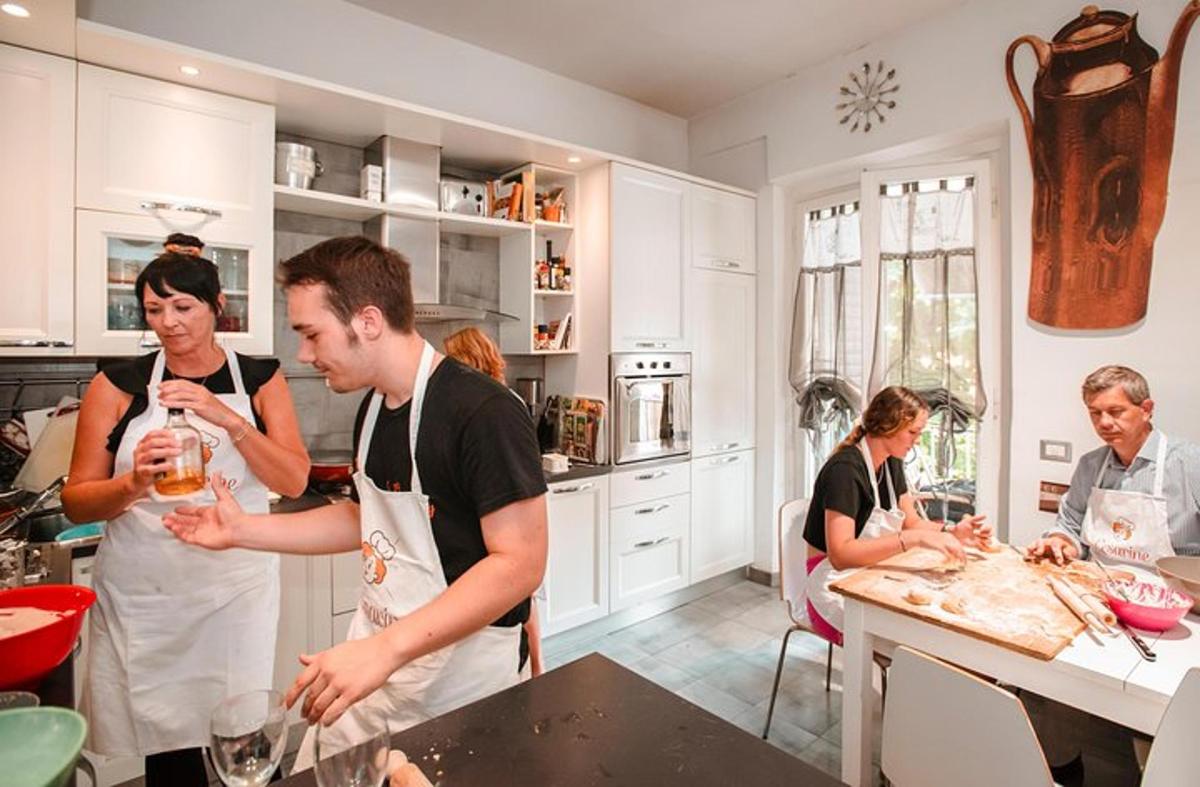 um grupo de pessoas em uma cozinha preparando comida