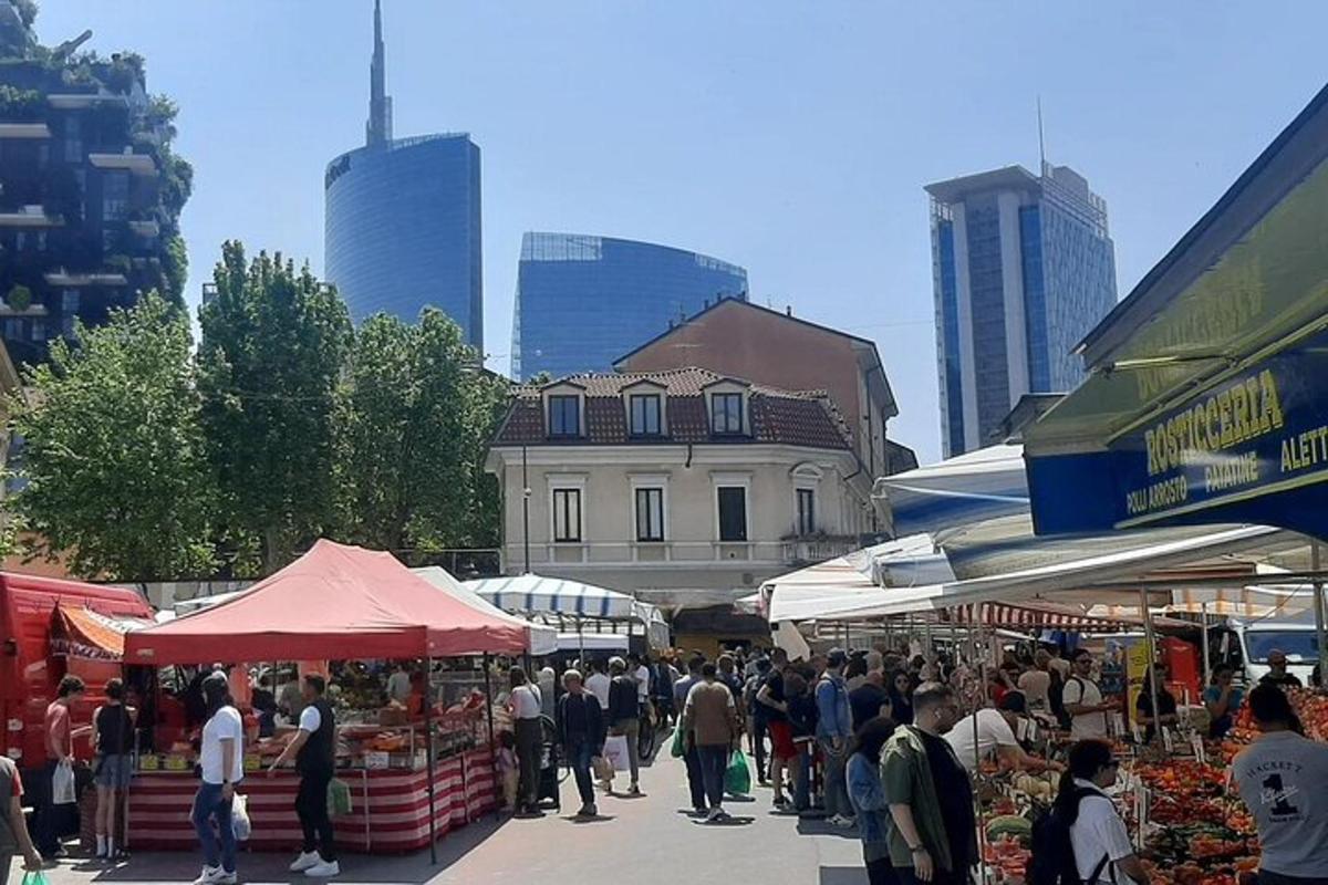 skupina lidí procházejících se po venkovním trhu