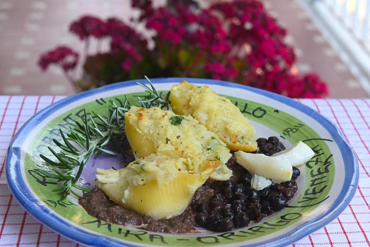 sepinggan makanan dengan kacang hitam dan keju