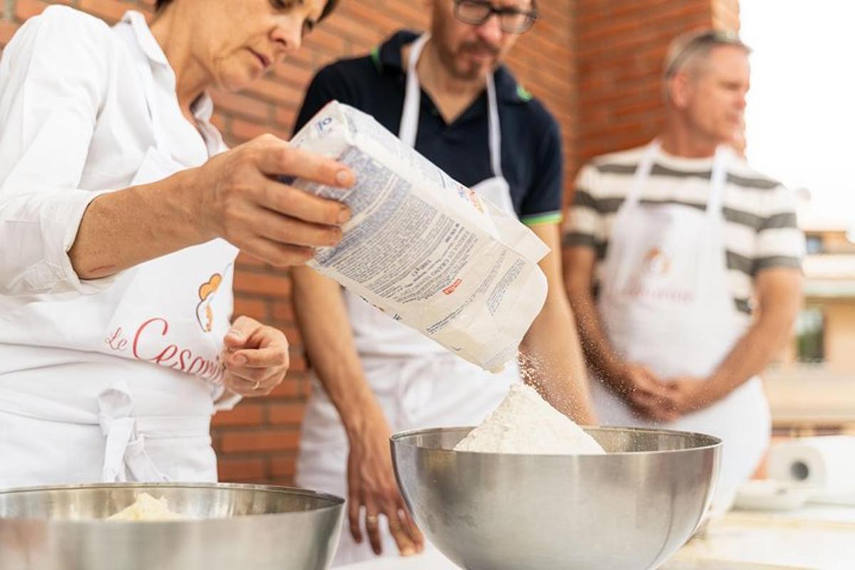 una donna in cucina che prepara il cibo in una ciotola