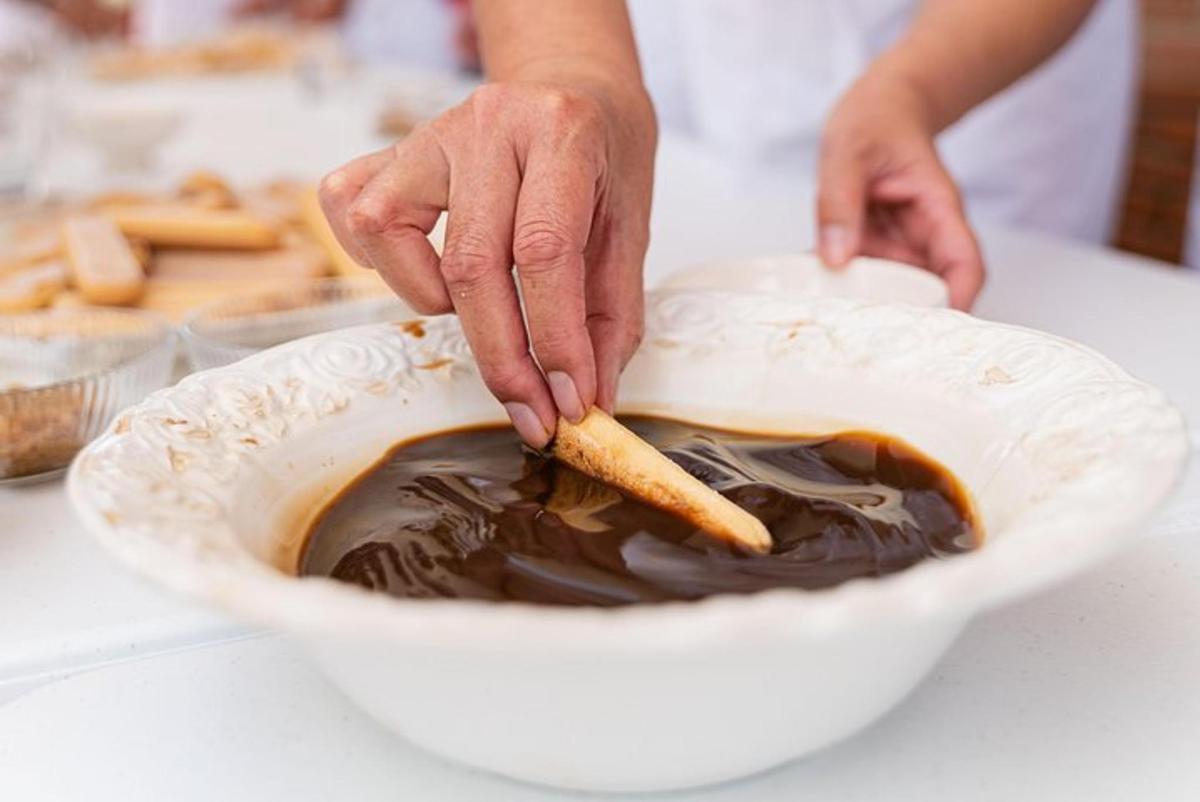 una persona sta mescolando il cioccolato in una ciotola