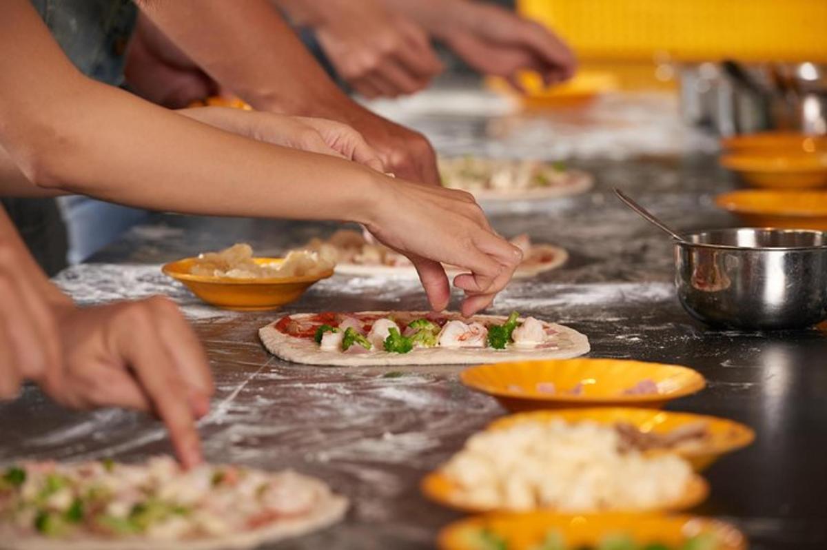 một nhóm người đang làm pizza trên quầy