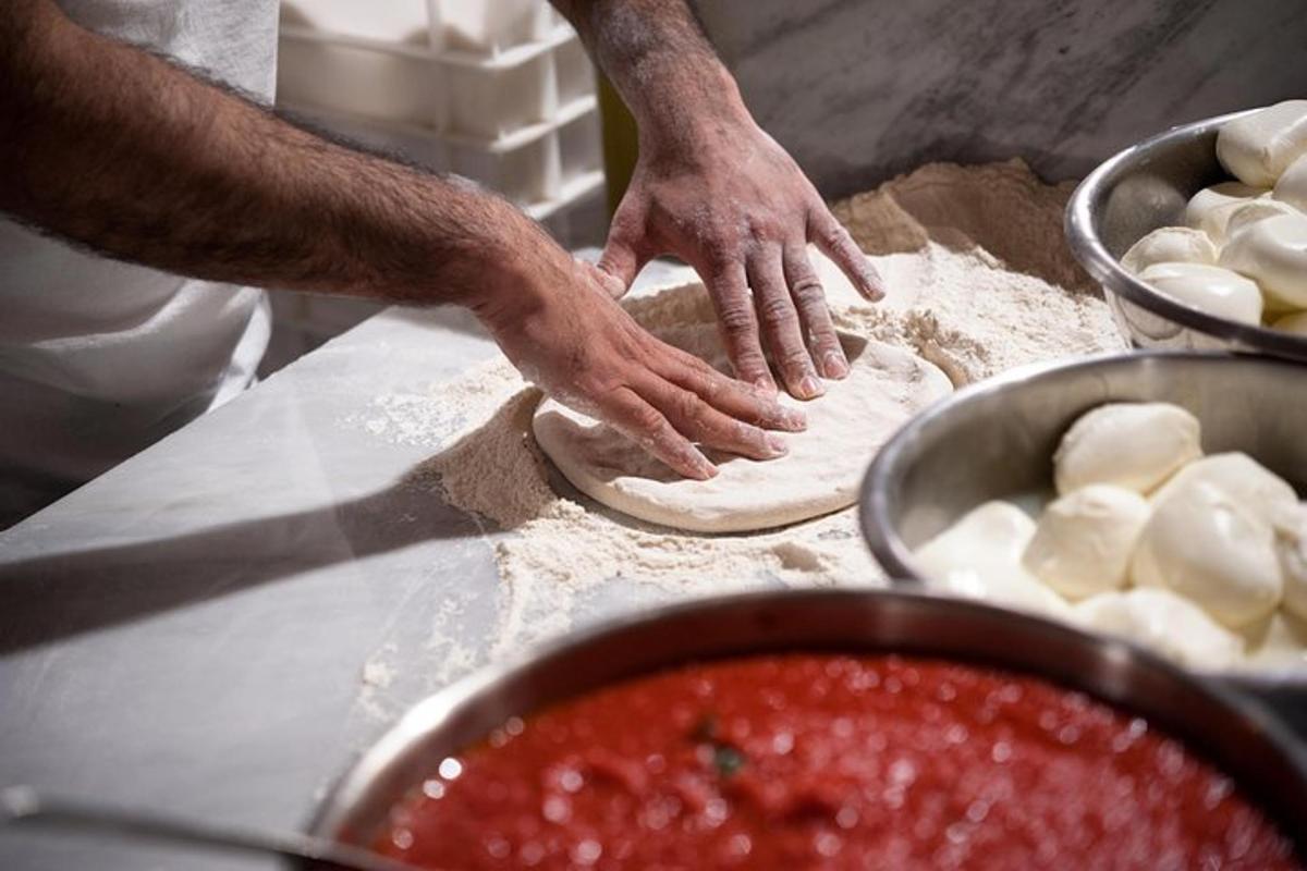 un uomo che impasta la pasta sopra un tavolo