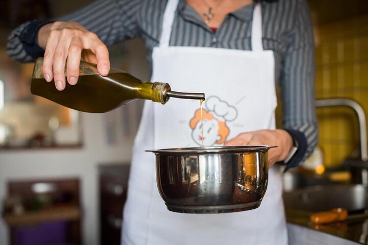 o persoană care toarnă o sticlă de vin într-o oală