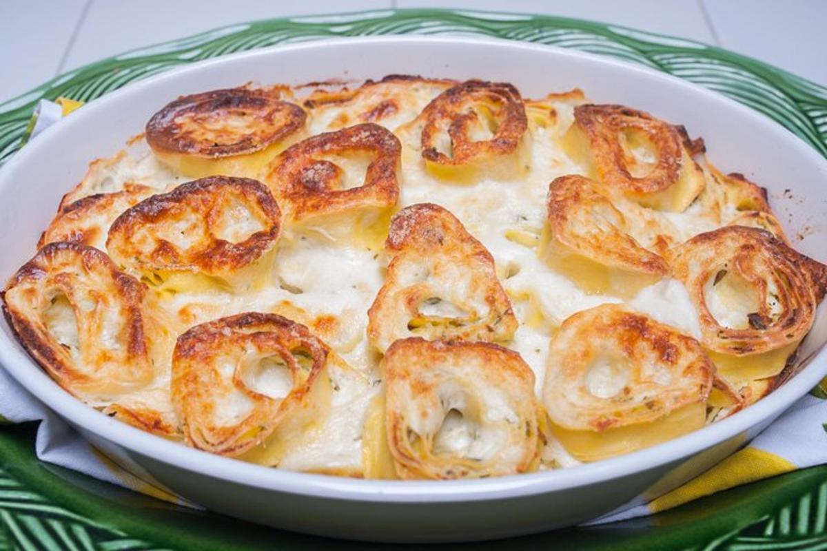 eine Schüssel mit Essen mit Garnelen auf einem Teller