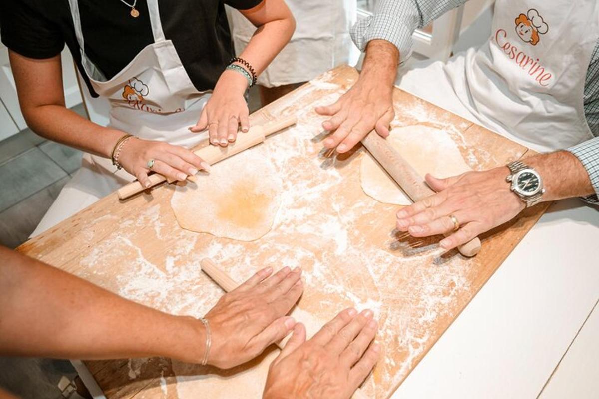 Un grupo de personas preparando comida en una tabla de cortar.