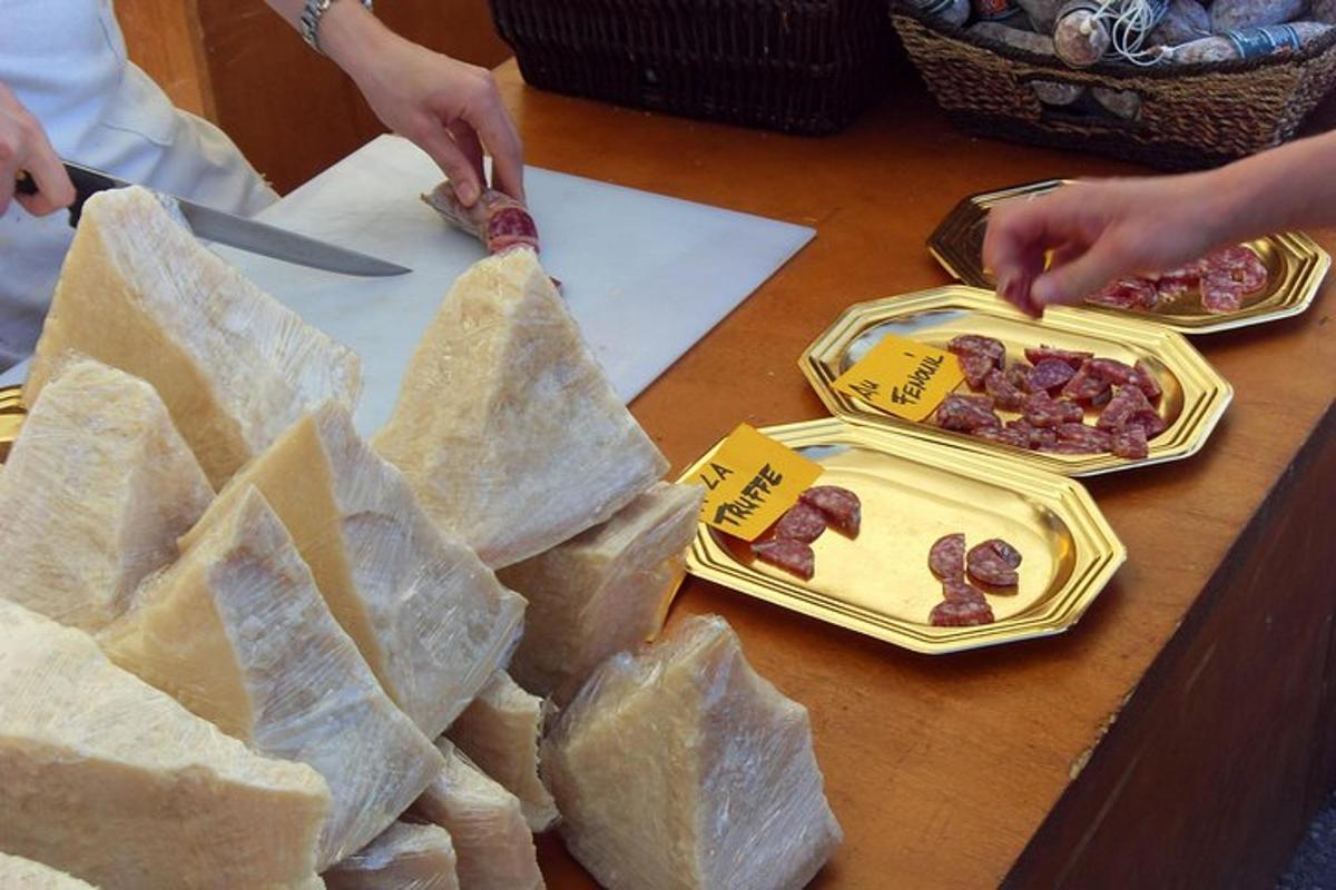 Dva talíře jídla na dřevěném stole s tortillou
