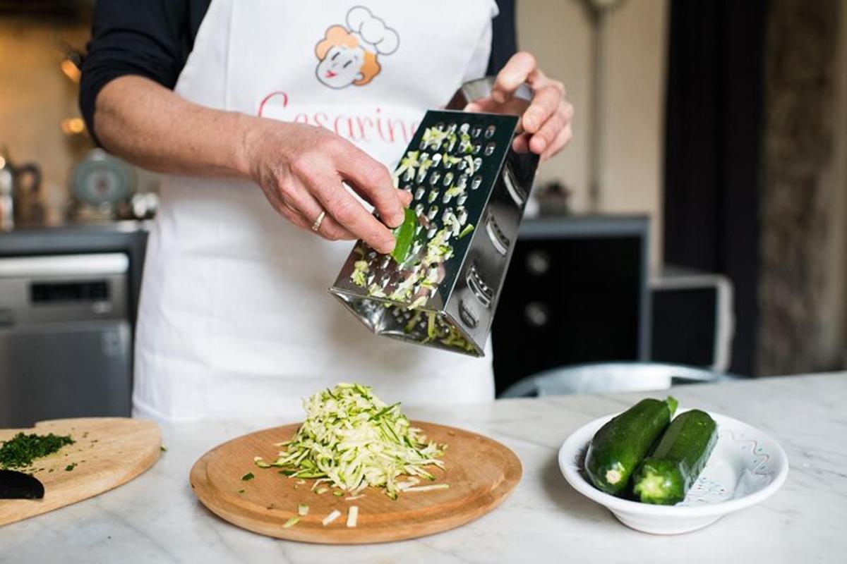 Un hombre en una cocina preparando comida en un mostrador.