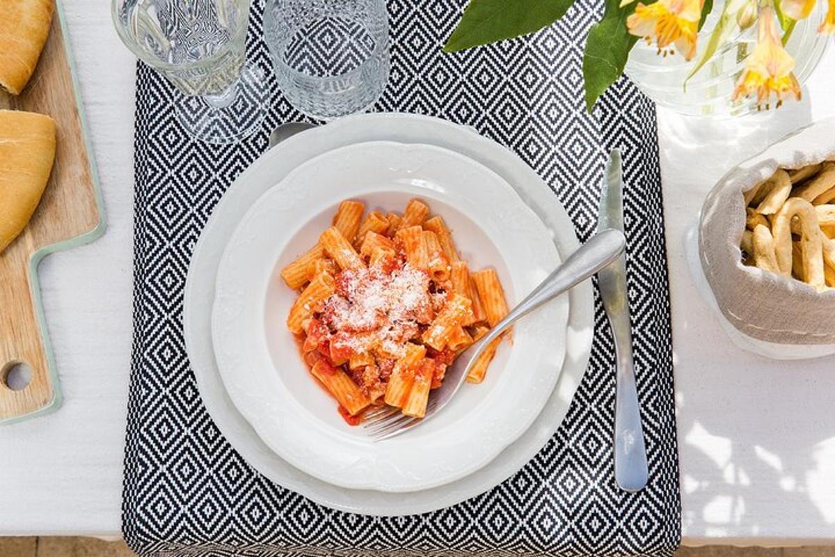 un piatto di pasta su un tavolo con una forchetta