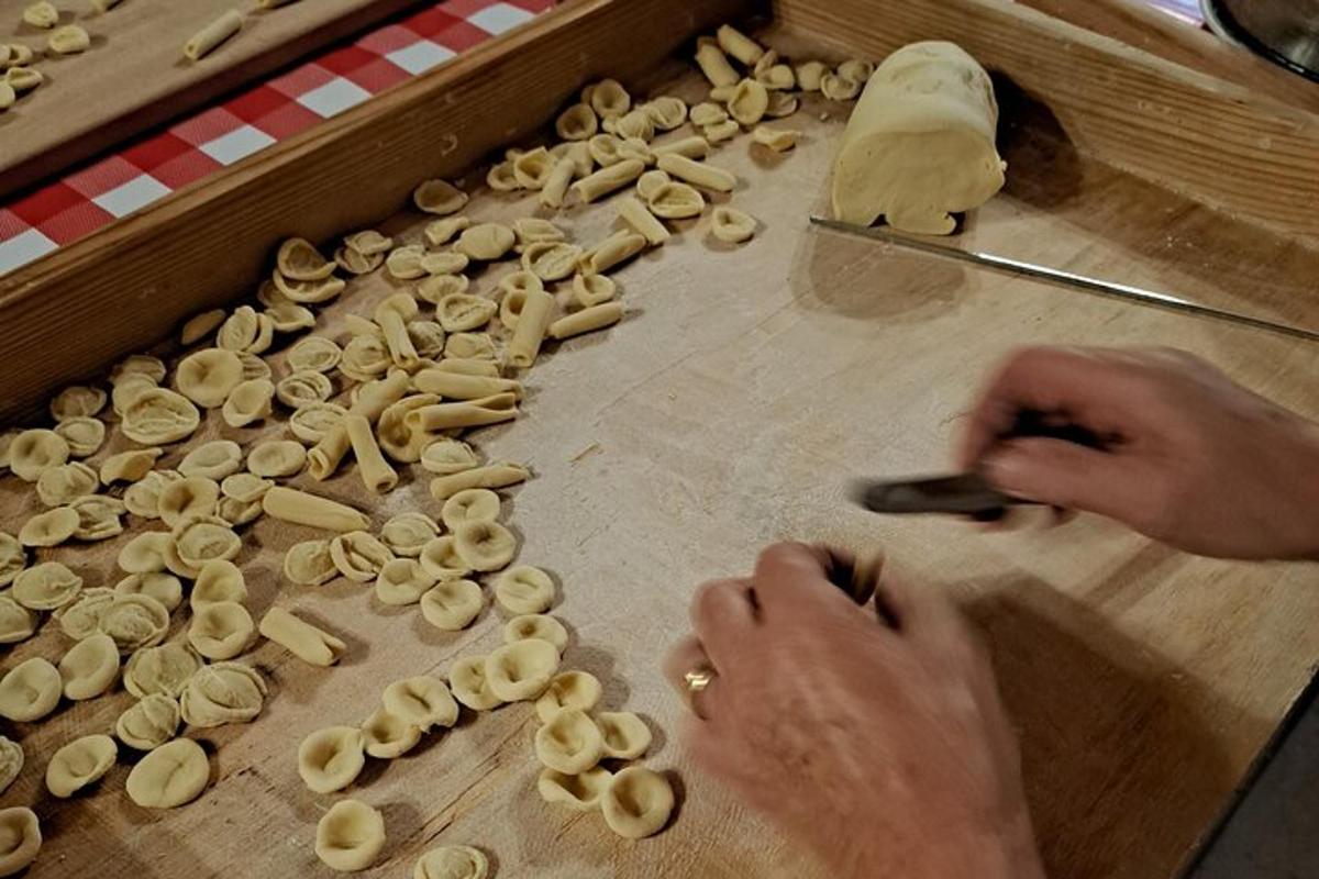 una persona che taglia i funghi su un tagliere