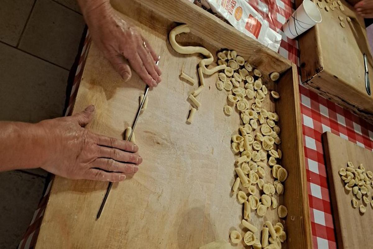 una persona sta preparando il cibo su un tagliere