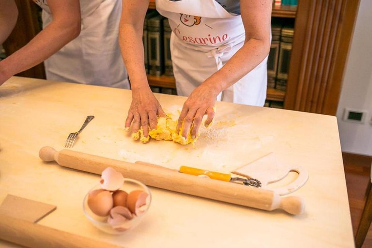 kona sker egg á skurðarbretti