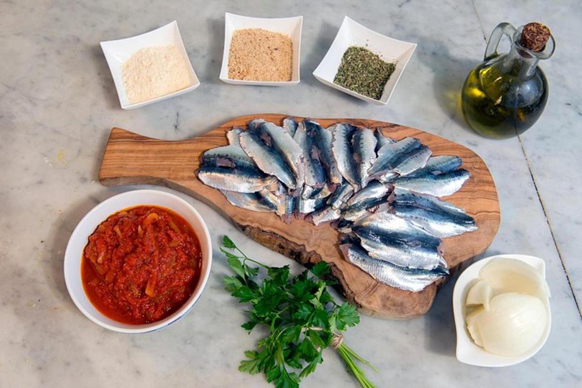 stůl s prkénkem na krájení s rybami a dalšími ingrediencemi
