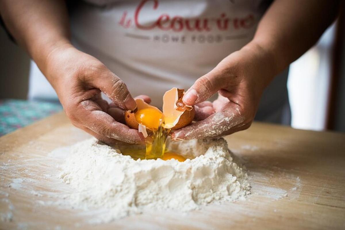 maður sem sker egg í hveiti á borði