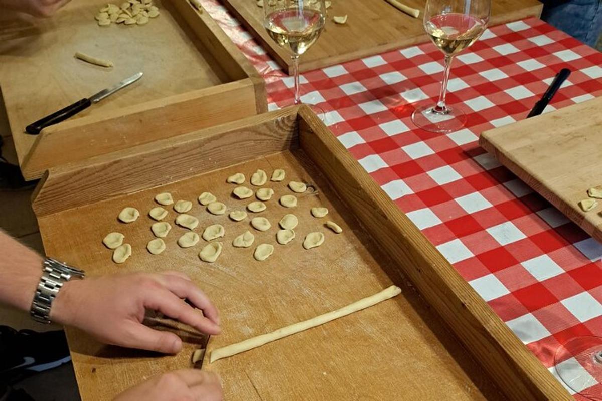 una persona sta preparando il cibo su un tagliere