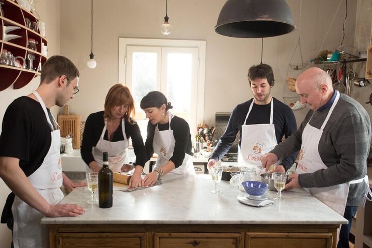 een groep mensen in een keuken die eten bereidt