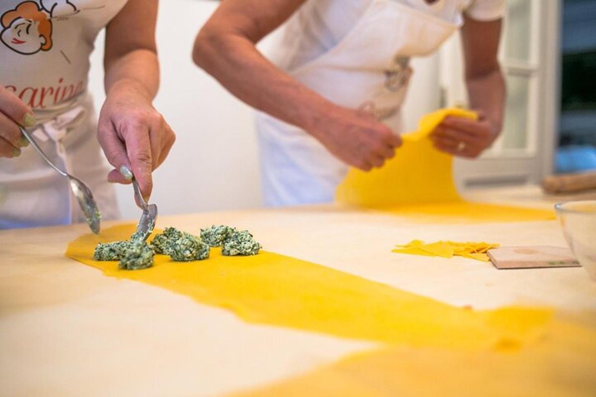 Dos personas cortando brócoli en una tabla de cortar.