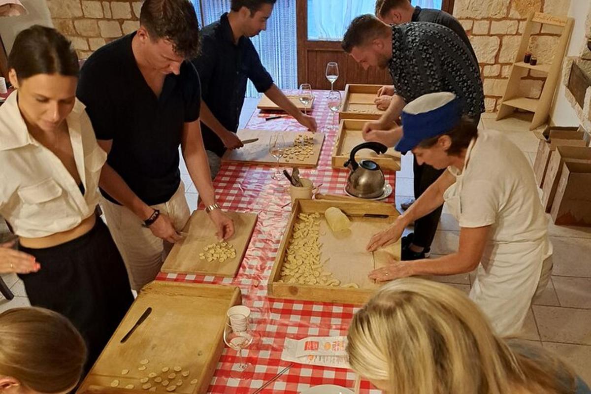 un gruppo di persone in cucina che preparano il cibo
