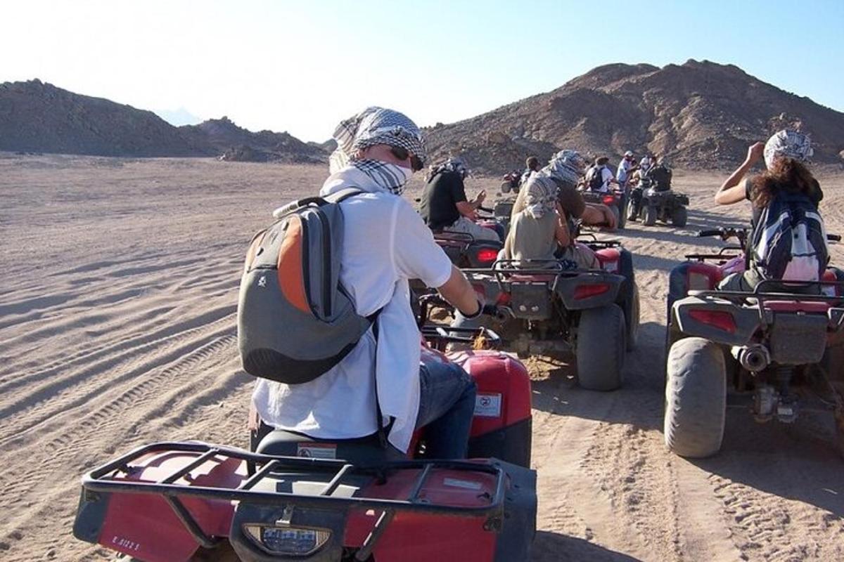 un grup de persones que condueixen motocicletes al desert