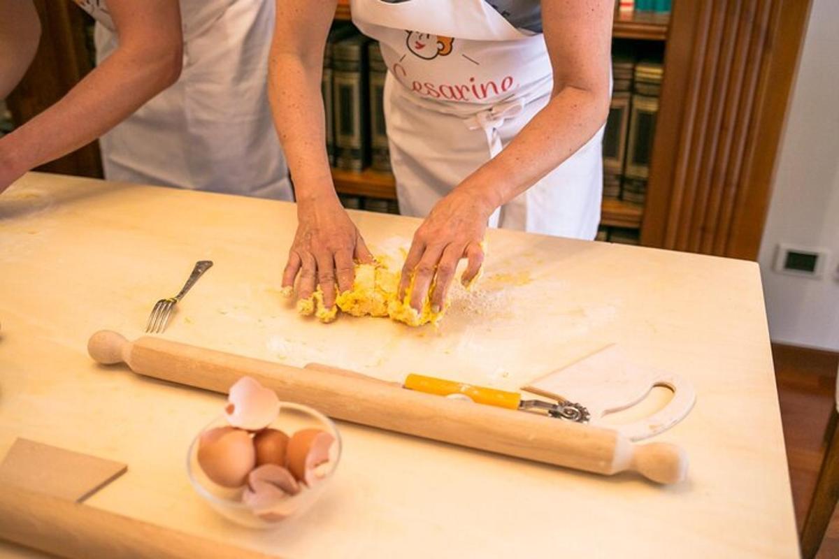 kona sker egg á skurðarbretti