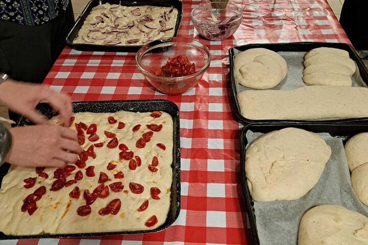 una persona che prepara una pizza su un tavolo