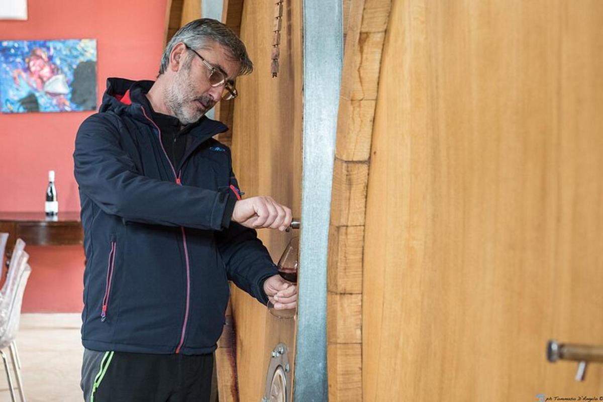 um homem abrindo a porta de um quarto