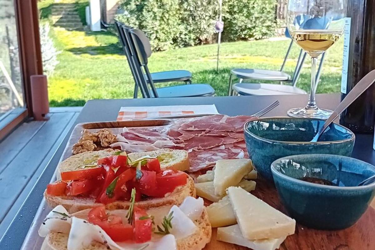 stůl s podnosem chleba, masa a sýra