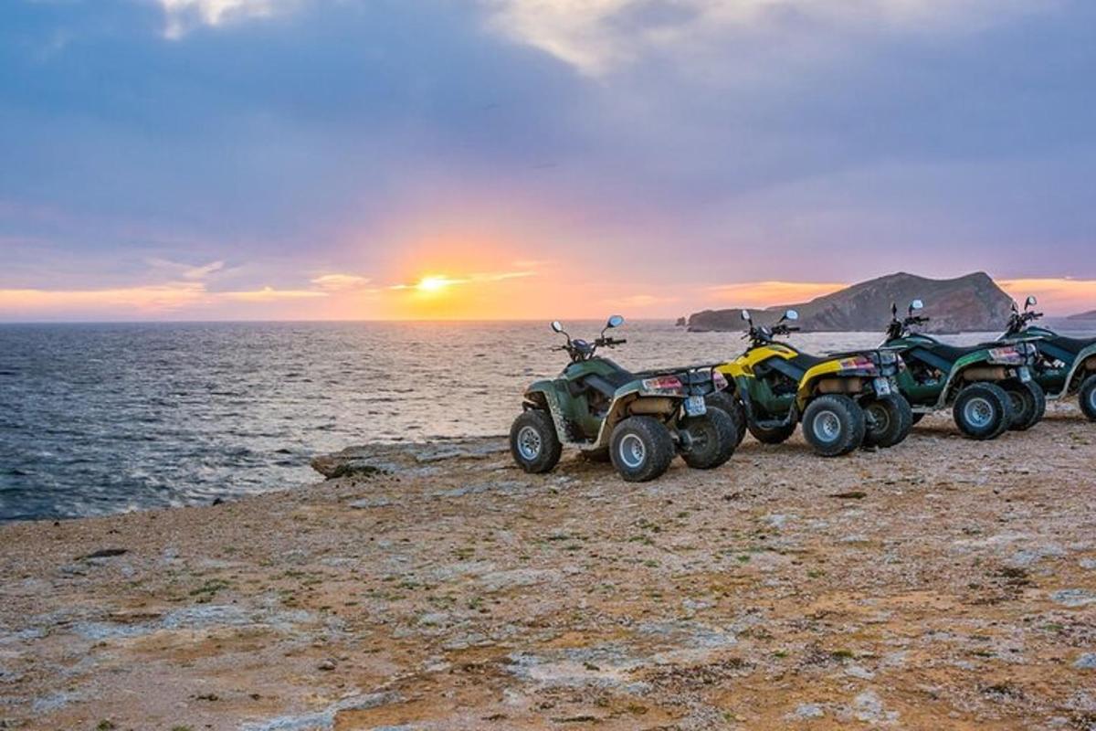 ビーチに駐車した4台のATVとATVのグループ