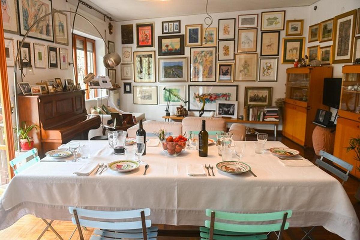 una sala da pranzo con un tavolo con una tovaglia bianca