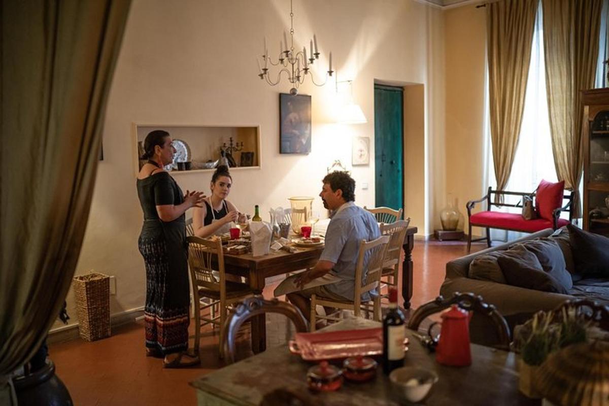 μια ομάδα ανθρώπων που κάθονται σε ένα τραπέζι σε ένα σαλόνι