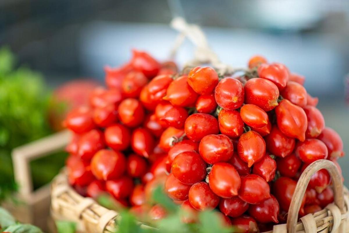 o grămadă de fructe roșii într-un coș