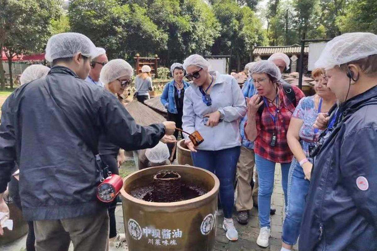 一群人站在垃圾桶周围