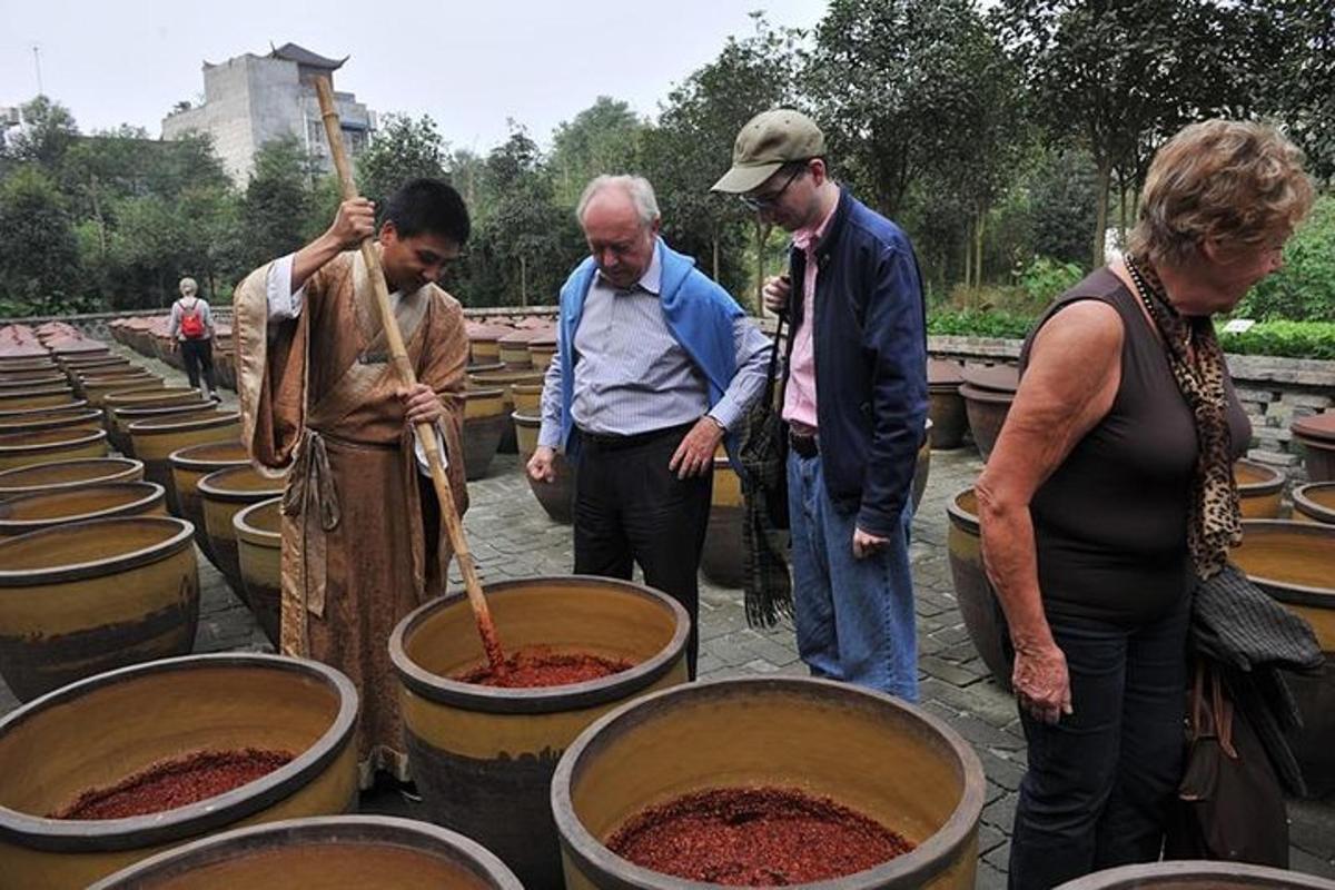 一群人站在大盆泥土周围