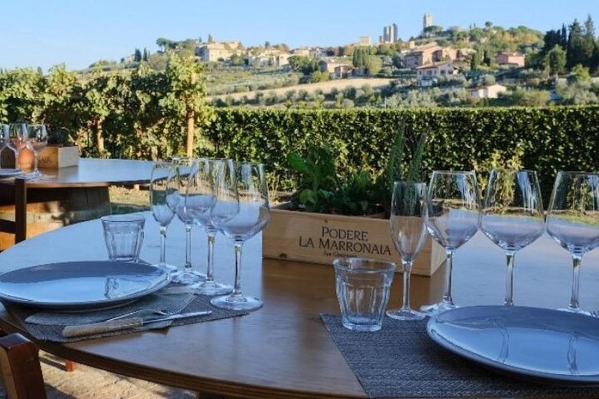 un tavolo con bicchieri da vino e piatti sopra