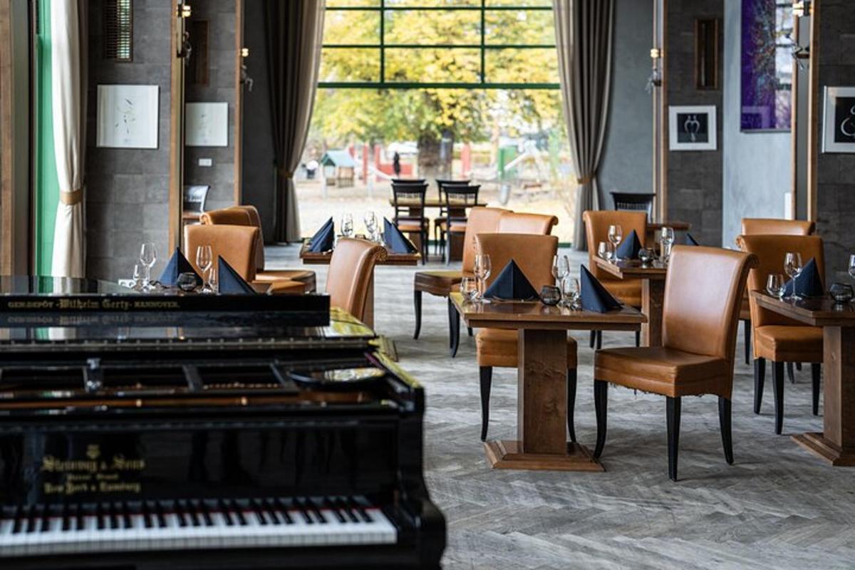 piano di restoran dengan meja dan kursi