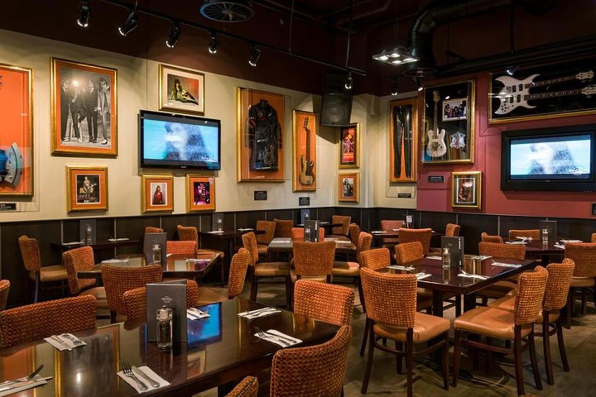 restaurace se stoly, židlemi a televizemi