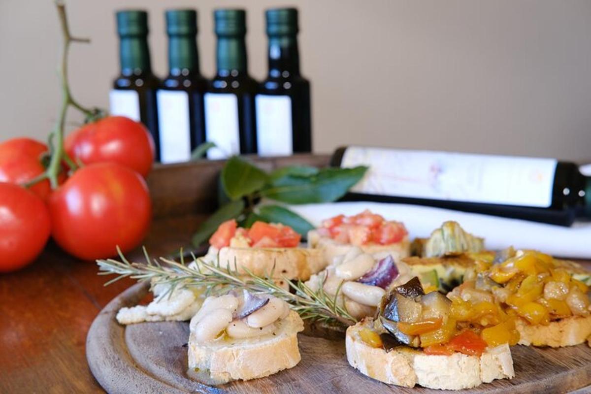 una taula amb un plat de menjar i ampolles de vi